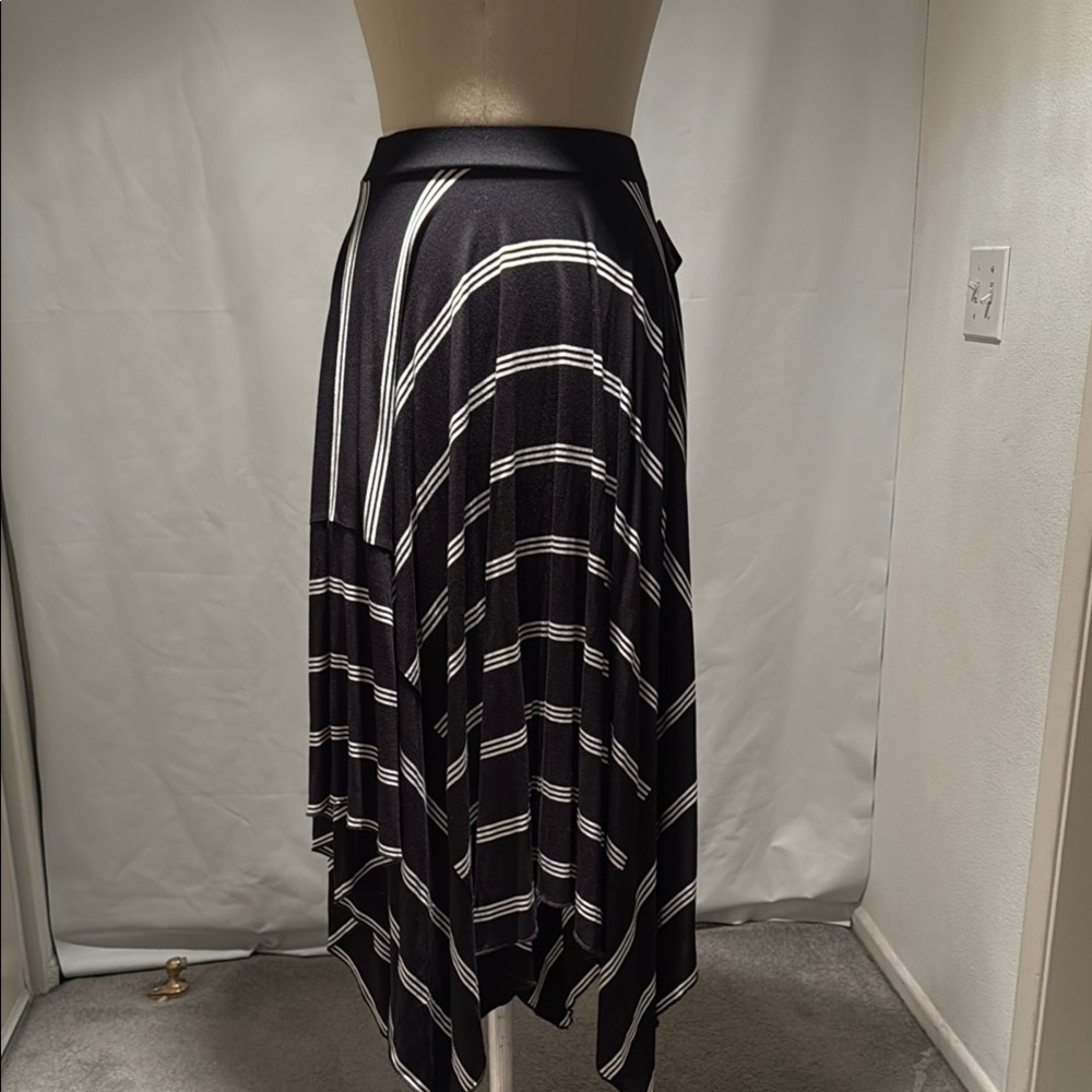 Chic Black and White Striped Skirt